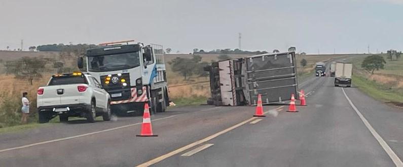 Equipe do TL Notícias flagra caminhão tombado entre Chapadão do Sul e Cassilândia; meia pista ficou interditada Equipe do TL Notícias flagra caminhão tombado entre Chapadão do Sul e Cassilândia; meia pista ficou interditada