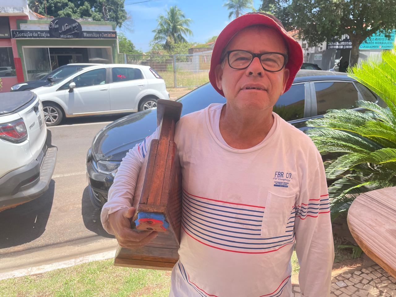 Aos 62 anos, Valmir mantém viva a arte de engraxar sapatos nas ruas de Três Lagoas