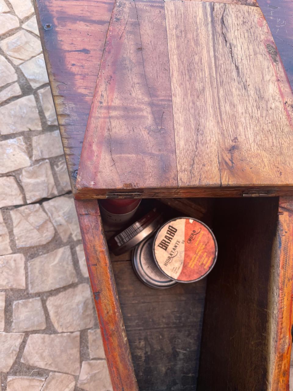 Aos 62 anos, Valmir mantém viva a arte de engraxar sapatos nas ruas de Três Lagoas