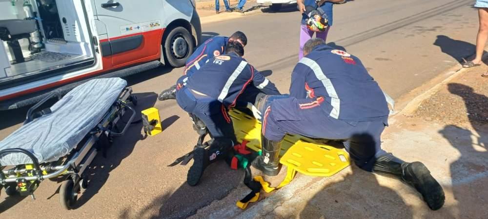 Colisão entre carro e moto deixa homem ferido no bairro Alvorada, em Três Lagoas