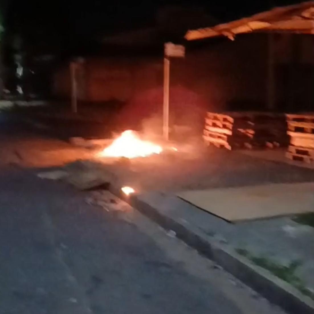 Vídeo Viraliza: Populares agem rápido e evitam incêndio em comércio de Três Lagoas no bairro Vila Zuque  Vídeo Viraliza: Populares agem rápido e evitam incêndio em comércio de Três Lagoas no bairro Vila Zuque