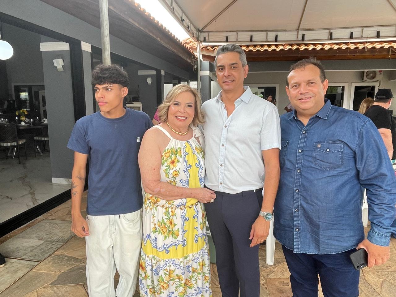 Amor e alegria: Toninha Campos e seu esposo Fábio celebram um ano de casamento com grande festa em Três Lagoas  Amor e alegria: Toninha Campos e seu esposo Fábio celebram um ano de casamento com grande festa em Três Lagoas