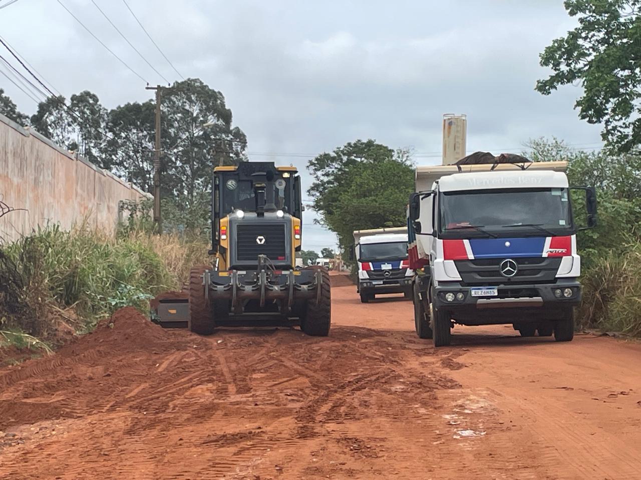 Prefeitura de Três Lagoas realiza operação de patrolamento nas ruas do Jardim Imperial, próximo a BR-262 Prefeitura de Três Lagoas realiza operação de patrolamento nas ruas do Jardim Imperial, próximo a BR-262