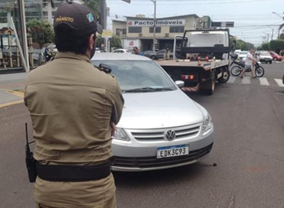 Agentes de Trânsito de Três Lagoas flagram motorista ao celular e descobrem que carro foi roubado na cidade de Guarujá-SP Agentes de Trânsito de Três Lagoas flagram motorista ao celular e descobrem que carro foi roubado na cidade de Guarujá-SP