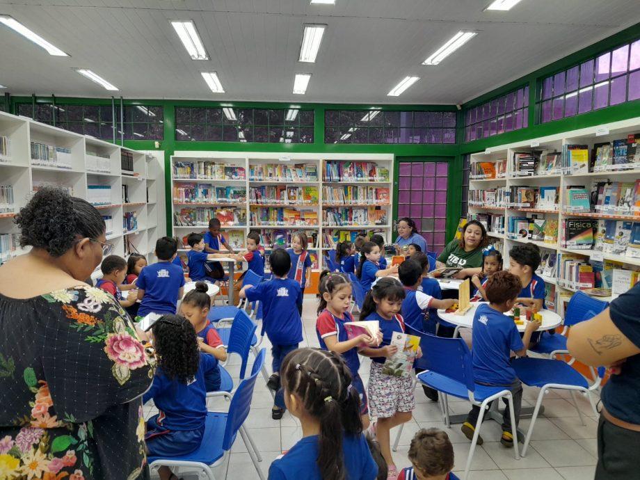 Alunos da Escola Odeir Antônio da Silva visitaram a biblioteca Indústria do Conhecimento – SESI Alunos da Escola Odeir Antônio da Silva visitaram a biblioteca Indústria do Conhecimento – SESI