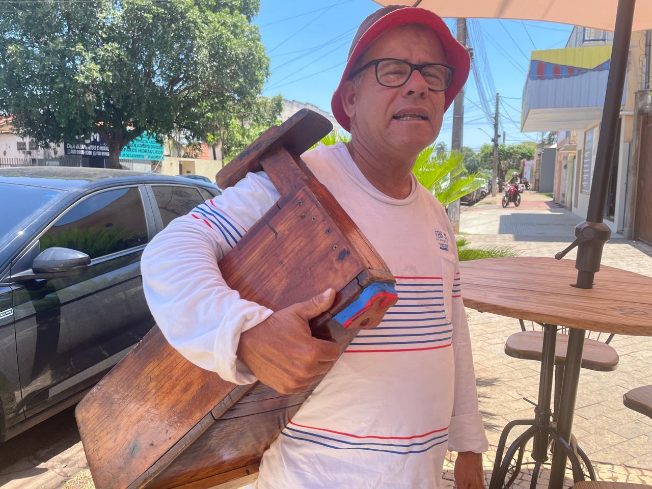 Aos 62 anos, Valmir mantém viva a arte de engraxar sapatos nas ruas de Três Lagoas Aos 62 anos, Valmir mantém viva a arte de engraxar sapatos nas ruas de Três Lagoas
