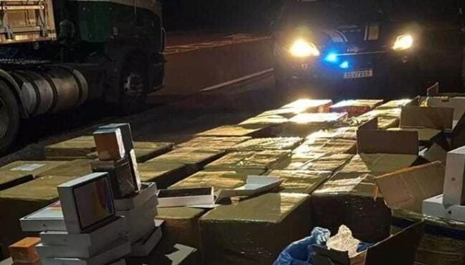 Carga de contrabando de iPhones avaliada em R$ 22 milhões é encontrada em meio à sucata em MS