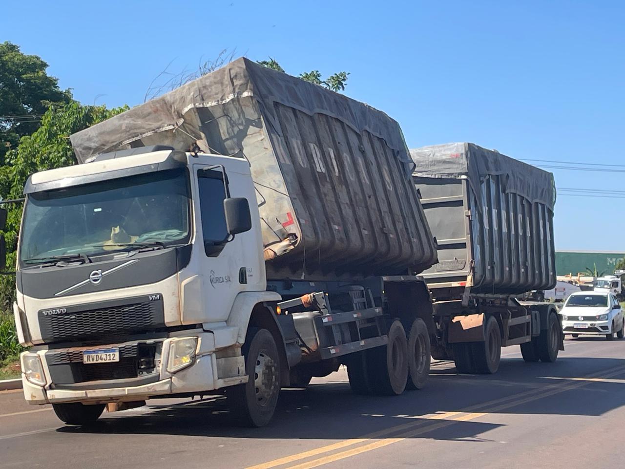 Carga quase tomba e causa congestionamento na BR-262 na saída de Três Lagoas Carga quase tomba e causa congestionamento na BR-262 na saída de Três Lagoas
