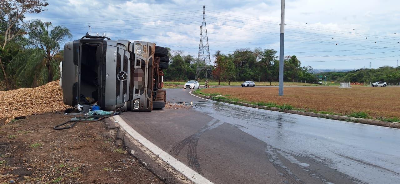 Carreta tomba em rotatória de Três Lagoas e espalha óleo diesel na pista; motorista teve ferimentos no rosto