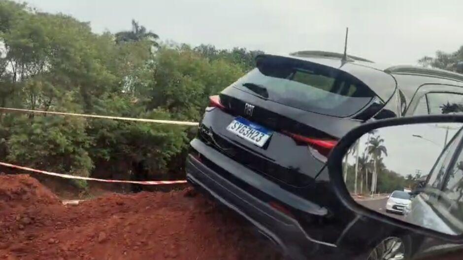 Carro invade faixa interditada e quase cai em barranco do rio Anhanduí em Campo Grande Carro invade faixa interditada e quase cai em barranco do rio Anhanduí em Campo Grande