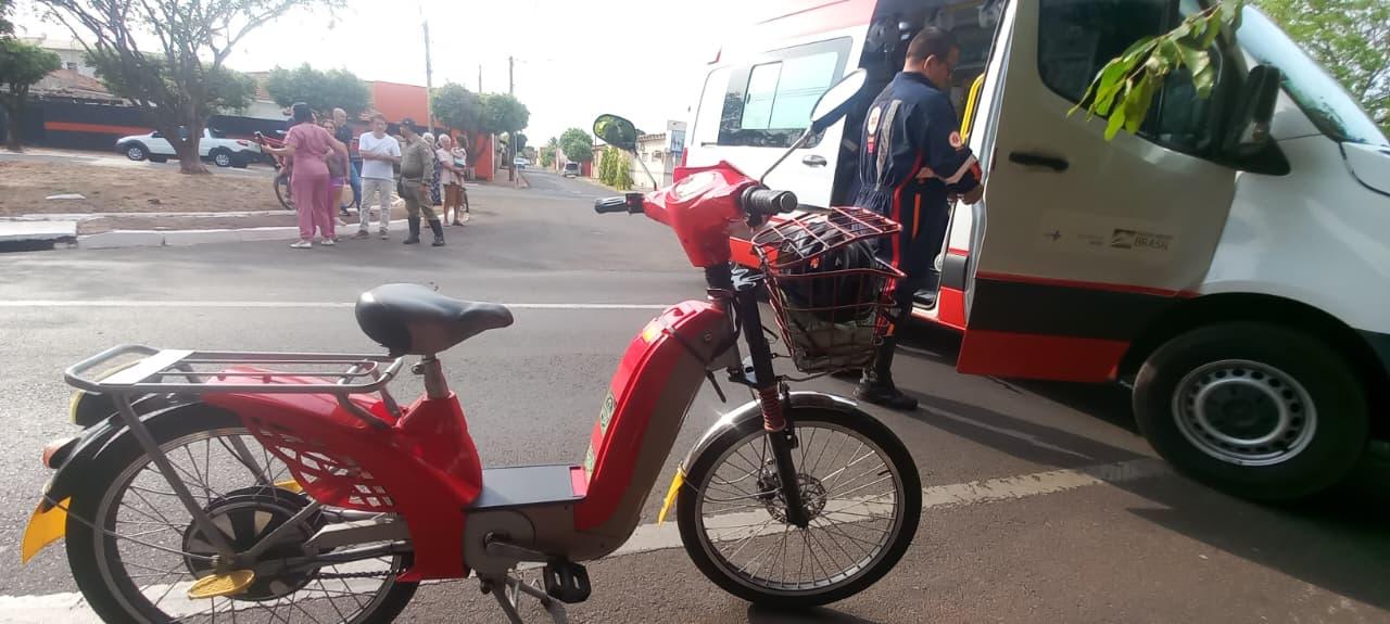 Colisão entre carro e bicicleta elétrica deixa mulher ferida e mobiliza SAMU no bairro Vila Nova em Três Lagoas