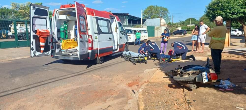 Colisão entre carro e moto deixa homem ferido no bairro Jardim Alvorada, em Três Lagoas