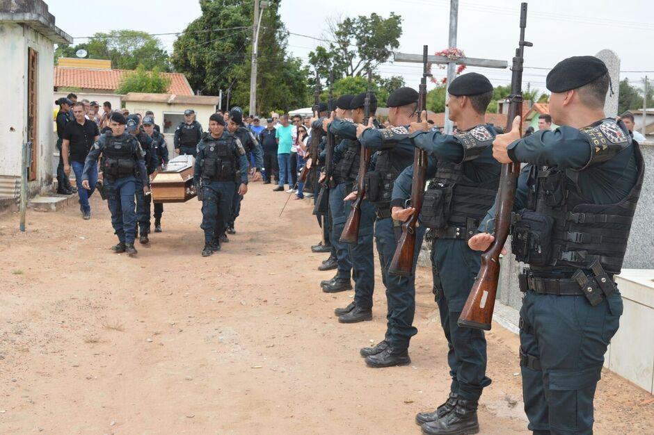 Com cortejo, honras militares e salva de tiros, sargento Reginaldo é sepultado sob aplausos em Coxim Com cortejo, honras militares e salva de tiros, sargento Reginaldo é sepultado sob aplausos em Coxim