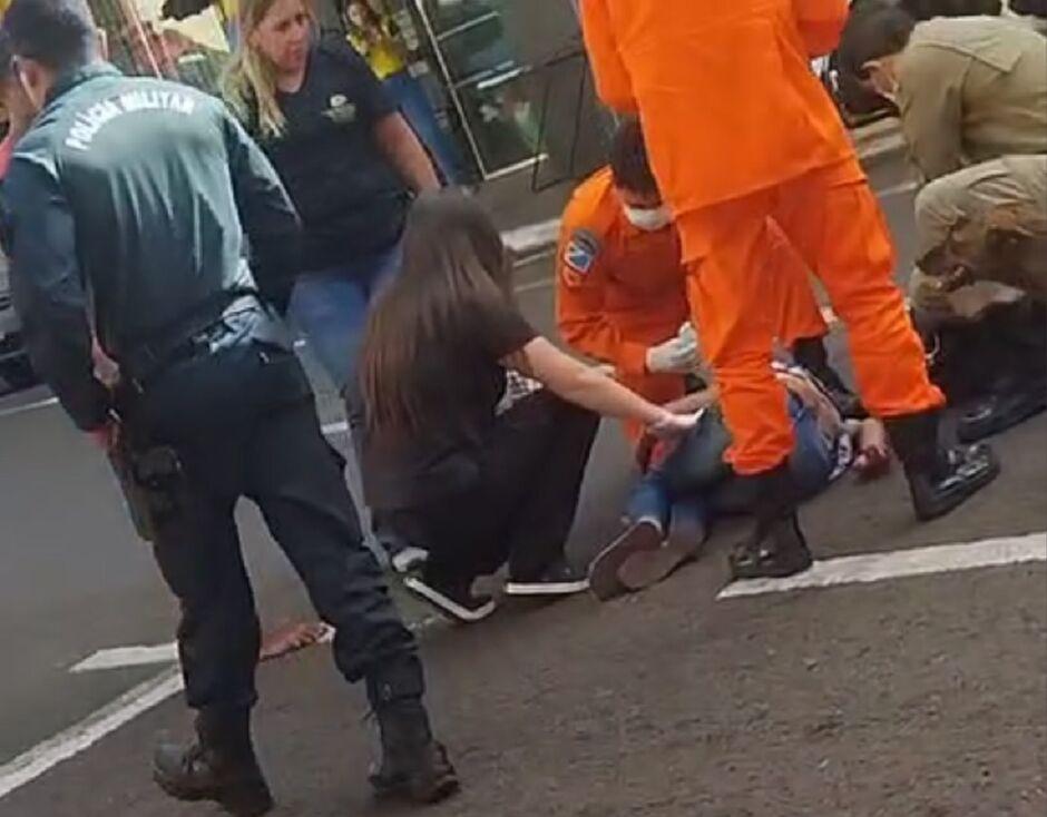 Discussão termina com mulher esfaqueada no meio da rua em Cassilândia 