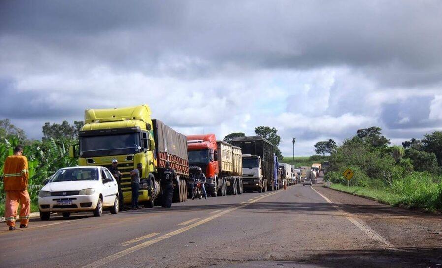 Engavetamento entre quatro veículos termina em morte na BR-163, em Juti  