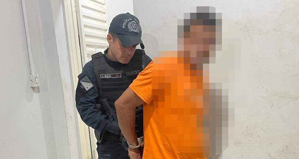 Equipe dos sargentos Alves e Lima detém homem em praça do Paranapungá que estava com droga e cachimbo para uso de crack Equipe dos sargentos Alves e Lima detém homem em praça do Paranapungá que estava com droga e cachimbo para uso de crack