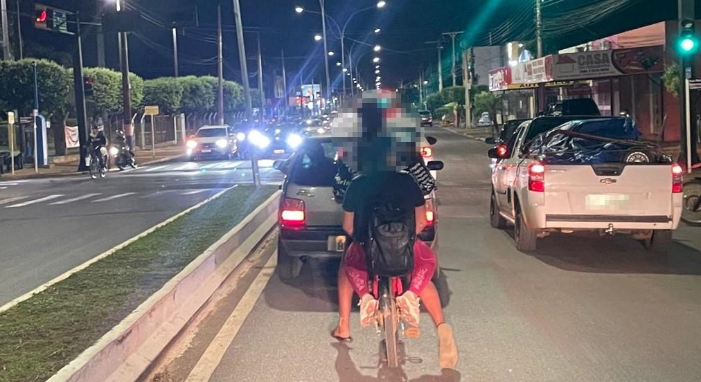 Flagrante: dupla trafega de bicicleta elétrica no meio da Avenida Clodoaldo Garcia e acende alerta sobre segurança no trânsito Flagrante: dupla trafega de bicicleta elétrica no meio da Avenida Clodoaldo Garcia e acende alerta sobre segurança no trânsito