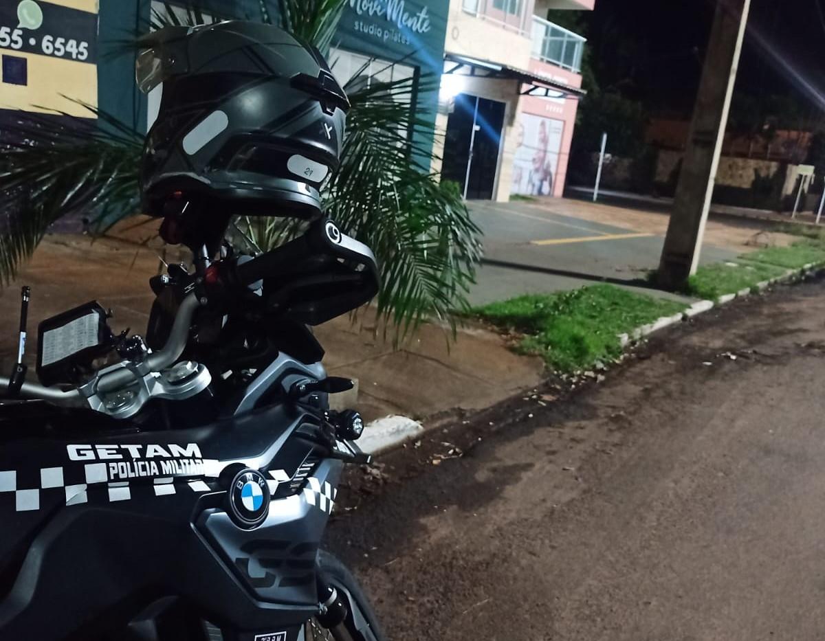 Foragido tenta se esconder atrás de árvore e acaba preso pelo GETAM de Três lagoas Foragido tenta se esconder atrás de árvore e acaba preso pelo GETAM de Três lagoas