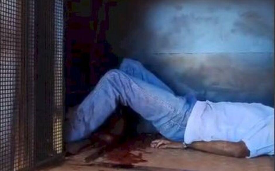 Homem ataca policiais com faca e é baleado em supermercado de Angélica 