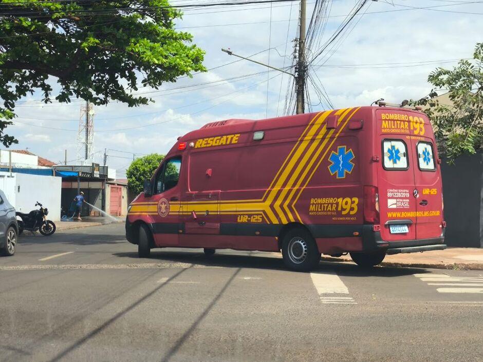 Homem é atacado por idoso armado com faca enquanto segurava bebê no colo em Anastácio  