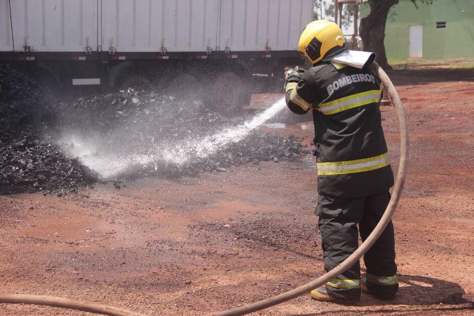 Homem é flagrado colocando fogo na calçada e sai no tapa com guardas em Campo Grande Homem é flagrado colocando fogo na calçada e sai no tapa com guardas em Campo Grande