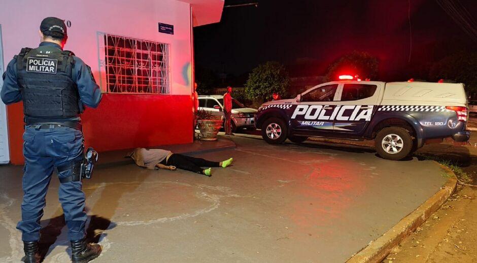 Homem é morto com facada no peito durante bebedeira em Dourados  