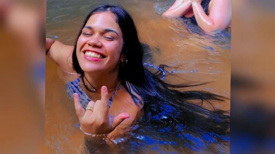 Jovem é esfaqueada várias vezes e morre em Naviraí Jovem é esfaqueada várias vezes e morre em Naviraí