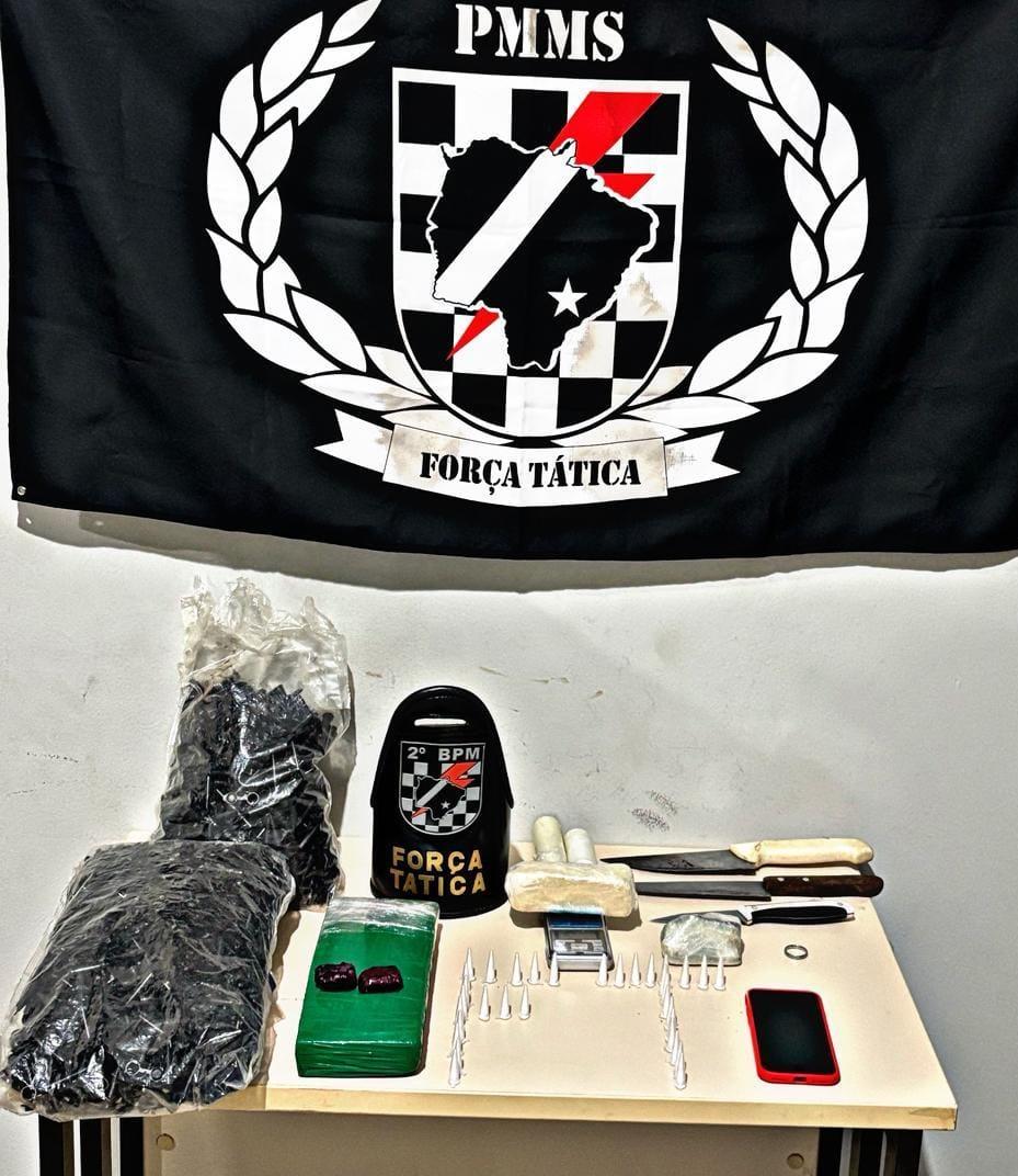 “Moiô, corre” — dupla tenta fugir da polícia e é detida com drogas no bairro Novo Oeste, em Três Lagoas “Moiô, corre” — dupla tenta fugir da polícia e é detida com drogas no bairro Novo Oeste, em Três Lagoas