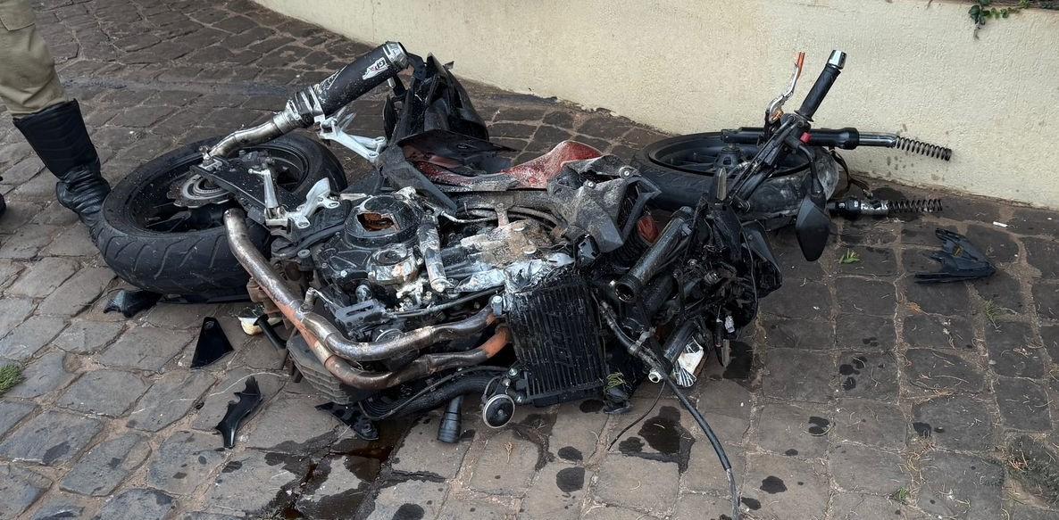 Moto de alta cilindrada fica destruída após colisão em frente à hotel de luxo em Três Lagoas