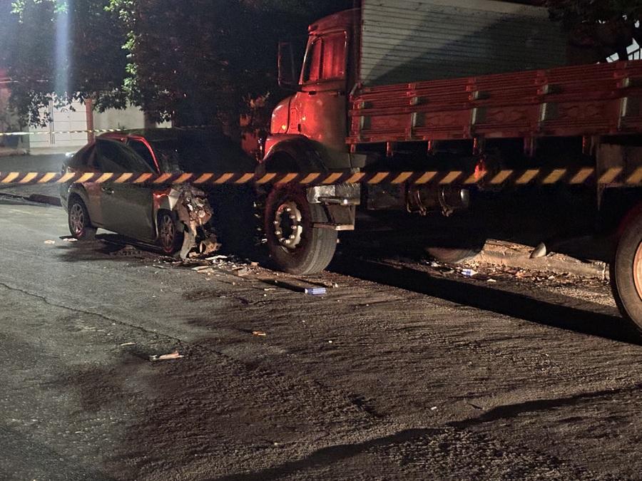 Motorista morre após bater carro em caminhão estacionado em Nova Andradina  