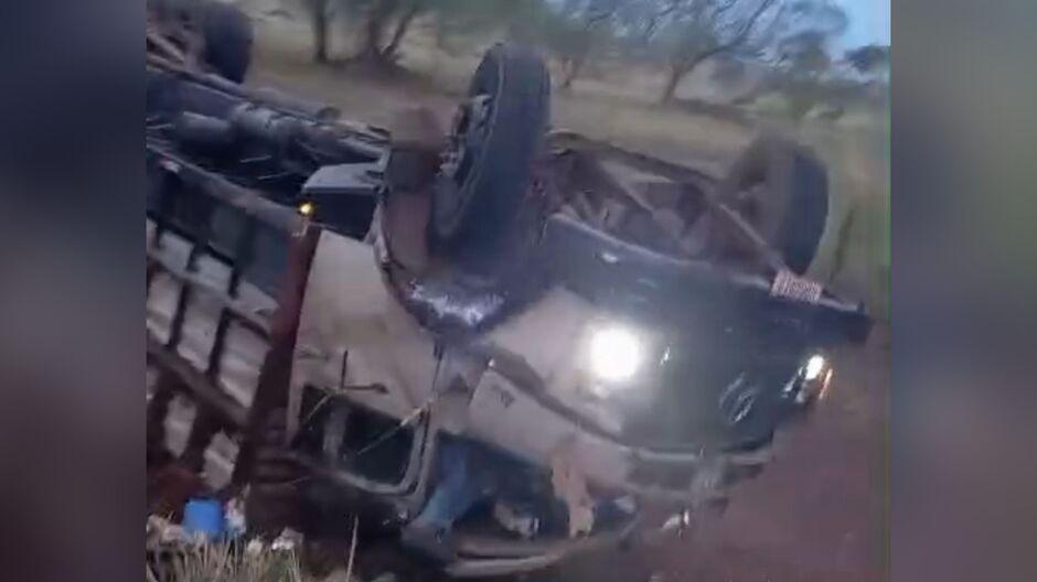 Motorista perde controle e caminhão boiadeiro tomba na MS-276 
