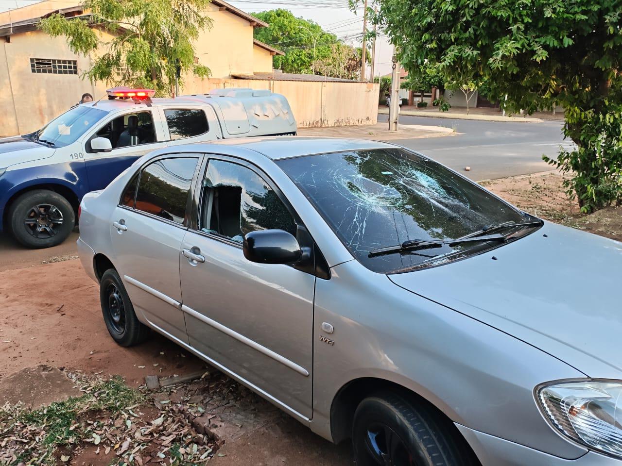 Mulher invade casa do ex, quebra tudo e danifica carro ao flagrá-lo com nova namorada em Três Lagoas Mulher invade casa do ex, quebra tudo e danifica carro ao flagrá-lo com nova namorada em Três Lagoas