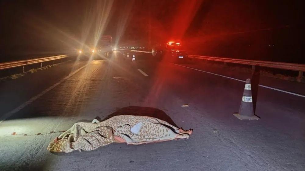 Mulher morre atropelada e motorista foge sem prestar socorro na BR-267, em Bataguassu Mulher morre atropelada e motorista foge sem prestar socorro na BR-267, em Bataguassu