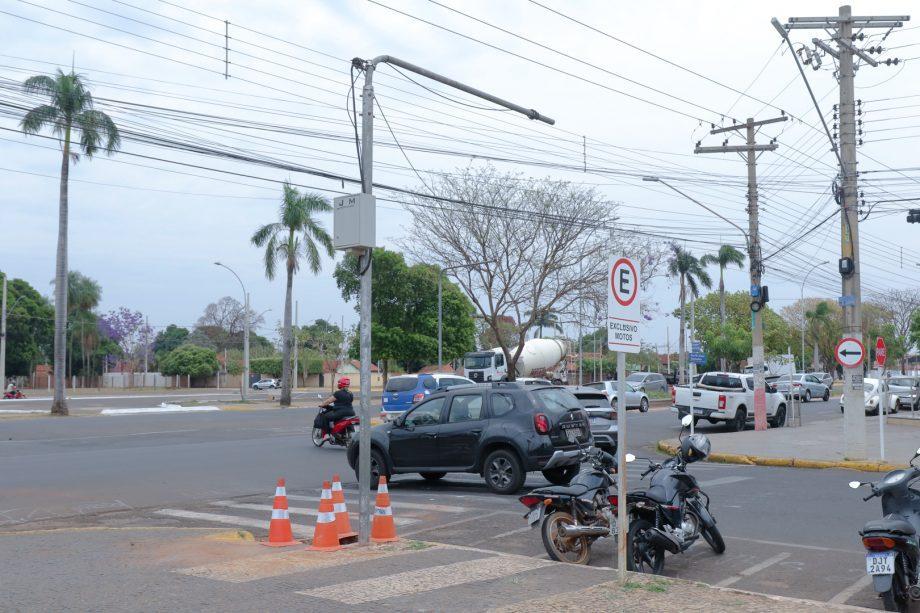 Novo semáforo no Centro de Três Lagoas divide opiniões: solução ou mais transtorno no trânsito?