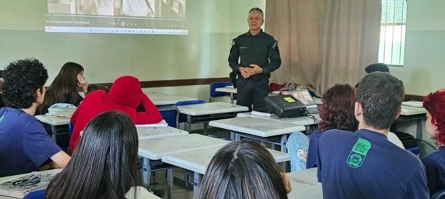 PM realiza palestras de orientação e conscientização contra às pessoas idosas em escola de Três Lagoas    PM realiza palestras de orientação e conscientização contra às pessoas idosas em escola de Três Lagoas