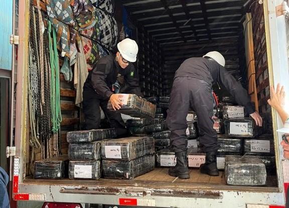 PF incinera quatro toneladas de drogas em Três Lagoas; maconha e cocaína foram destruídas em operação de segurança máxima