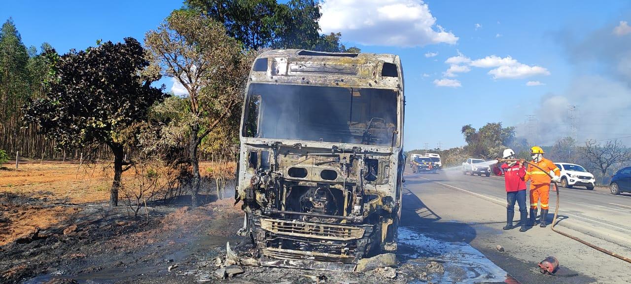 PRF responsabiliza motorista de carreta por incêndio culposo na BR-262 PRF responsabiliza motorista de carreta por incêndio culposo na BR-262