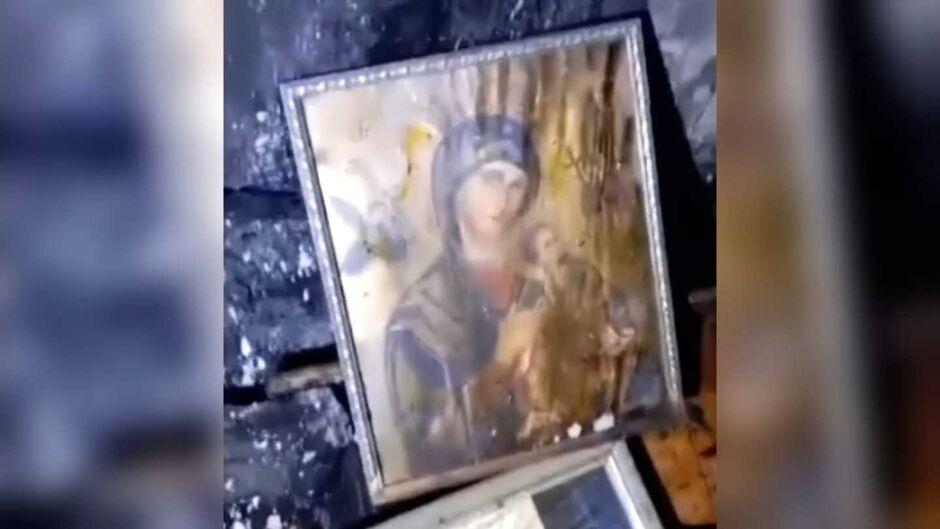 Quadro de Nossa Senhora do Perpétuo Socorro é encontrado intacto após incêndio destruir casa Quadro de Nossa Senhora do Perpétuo Socorro é encontrado intacto após incêndio destruir casa