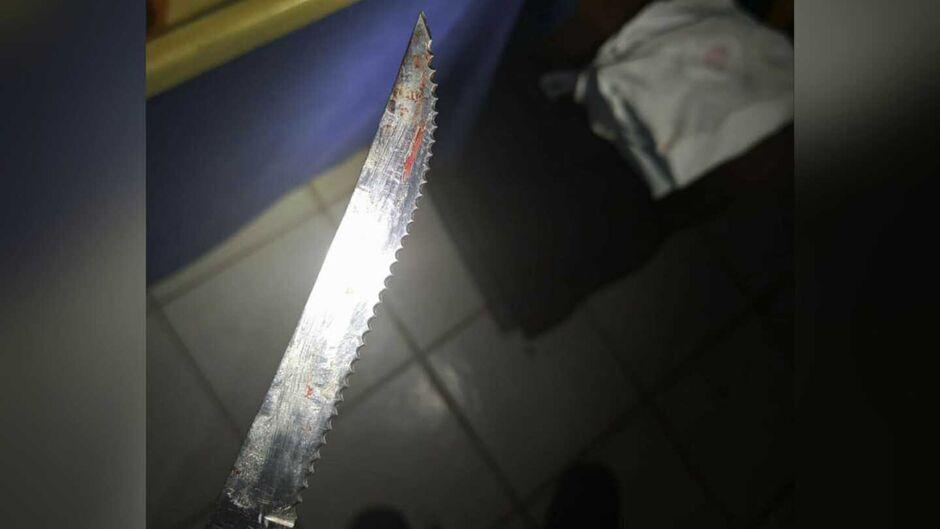 Tio é esfaqueado pelo sobrinho de 15 anos após discussão familiar em Chapadão do Sul  Tio é esfaqueado pelo sobrinho de 15 anos após discussão familiar em Chapadão do Sul