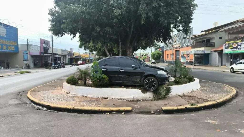 Citroën C3 bate em canteiro central na avenida Capitão Olinto Mancini durante a madrugada em Três Lagoas Citroën C3 bate em canteiro central na avenida Capitão Olinto Mancini durante a madrugada em Três Lagoas