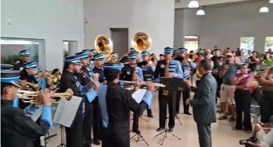 Banda Cristo Redentor emociona familiares e amigos durante velório das quatro vítimas de acidente que ocorreu neste domingo Banda Cristo Redentor emociona familiares e amigos durante velório das quatro vítimas de acidente que ocorreu neste domingo