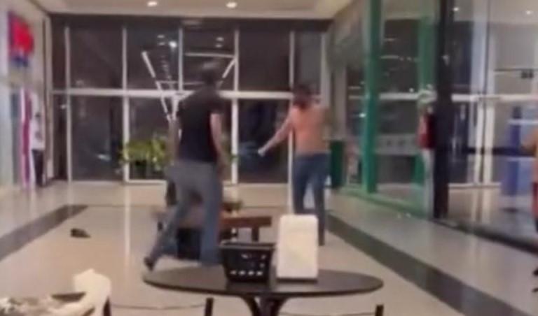 O pau pegou! Homens trocam socos e ameaças dentro do Shopping Três Lagoas; segurança não interveio O pau pegou! Homens trocam socos e ameaças dentro do Shopping Três Lagoas; segurança não interveio