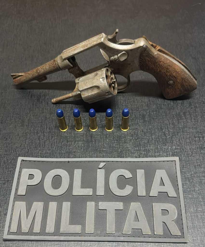 Suspeito é preso pela polícia após ameaçar companheira e portar arma de fogo