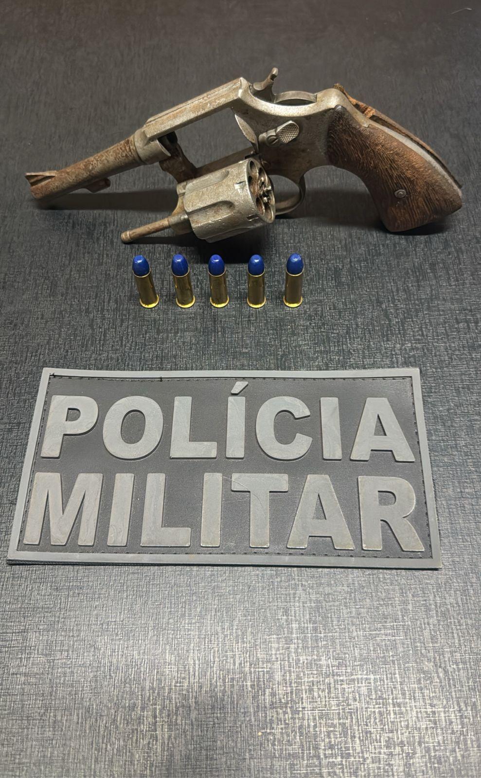 Suspeito é preso pela polícia após ameaçar companheira e portar arma de fogo Suspeito é preso pela polícia após ameaçar companheira e portar arma de fogo
