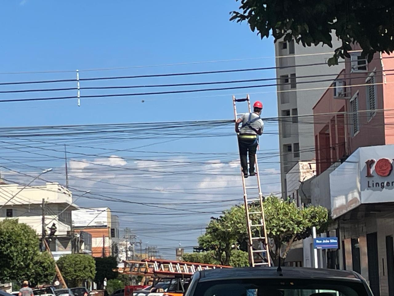 Após série de acidentes, força-tarefa intensifica retirada de fios pendurados em Três Lagoas Após série de acidentes, força-tarefa intensifica retirada de fios pendurados em Três Lagoas