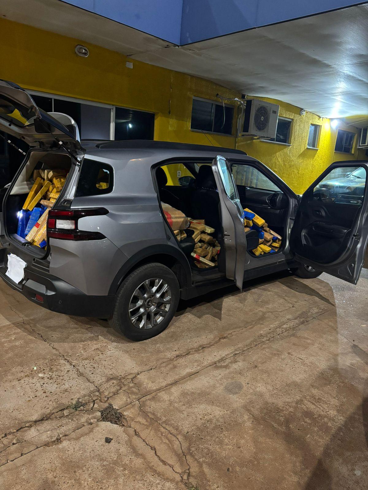 Motorista foge da PRF e abandona carro clonado recheado de maconha na BR-262 entre Três Lagoas e Água Clara Motorista foge da PRF e abandona carro clonado recheado de maconha na BR-262 entre Três Lagoas e Água Clara