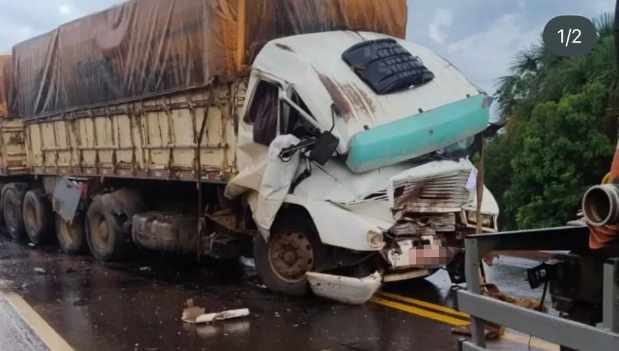 Colisão entre duas carretas deixa motorista ferido e interdita trecho da MS-112 entre Três Lagoas e Inocência