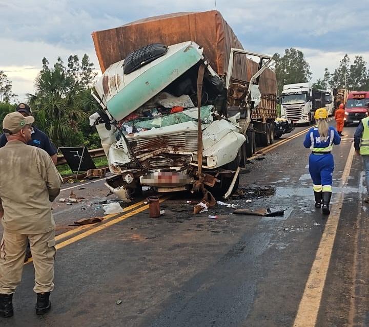 Colisão entre duas carretas deixa motorista ferido e interdita trecho da MS-112 entre Três Lagoas e Inocência