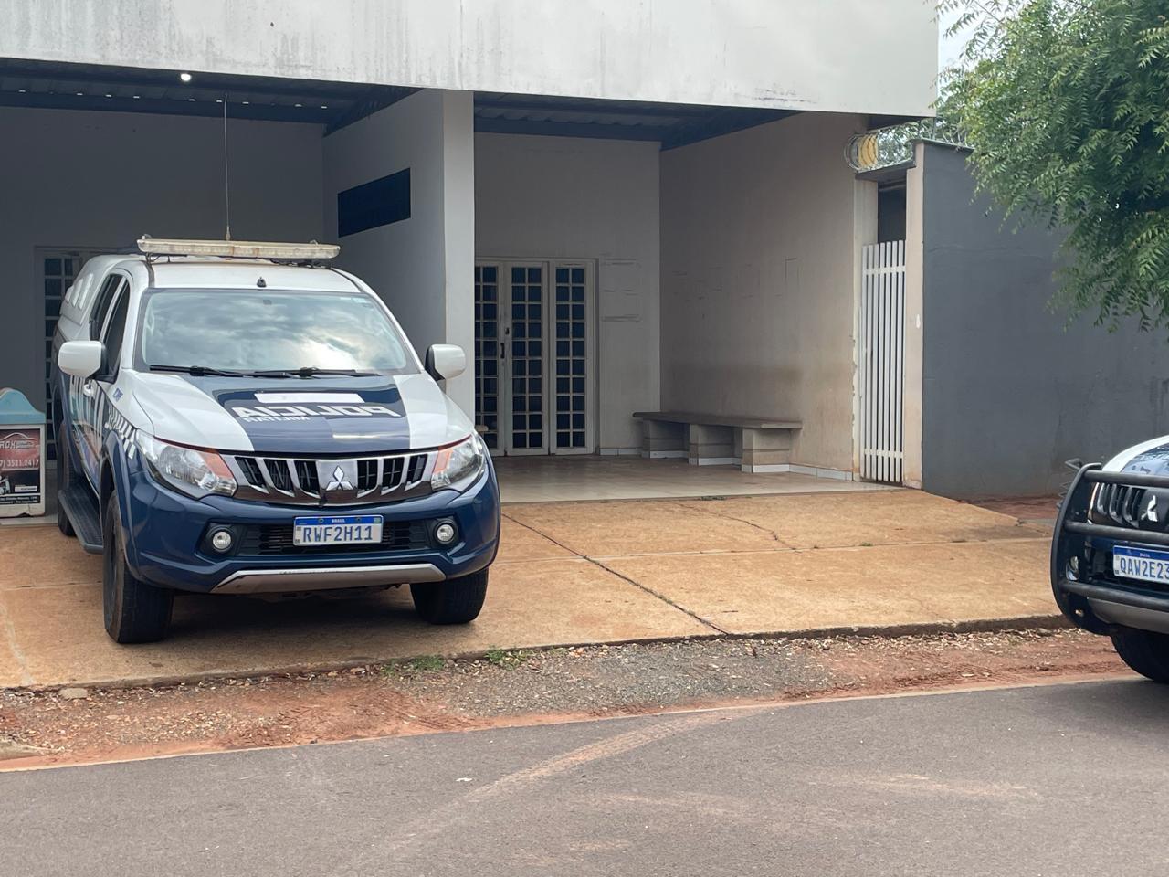 Dona de casa de shows é baleada durante assalto em Três Lagoas; bandidos encapuzados em moto fogem levando dinheiro Dona de casa de shows é baleada durante assalto em Três Lagoas; bandidos encapuzados em moto fogem levando dinheiro