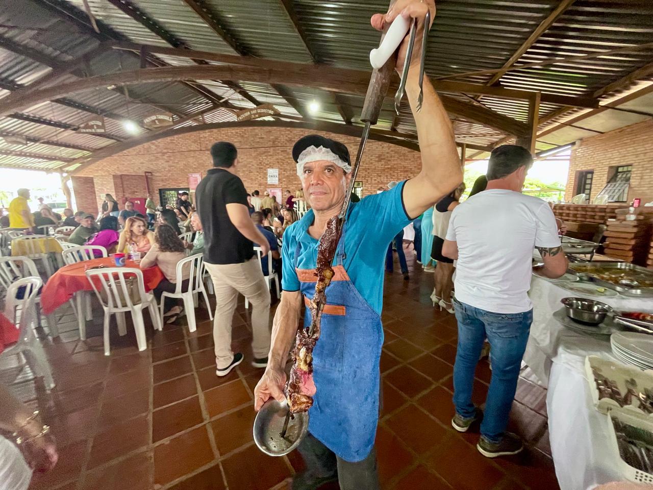 Festa da Maçonaria teve até chapéu e violão assinados por Maraisa e Gusttavo Lima, além de bingo que premiou R$ 2 mil